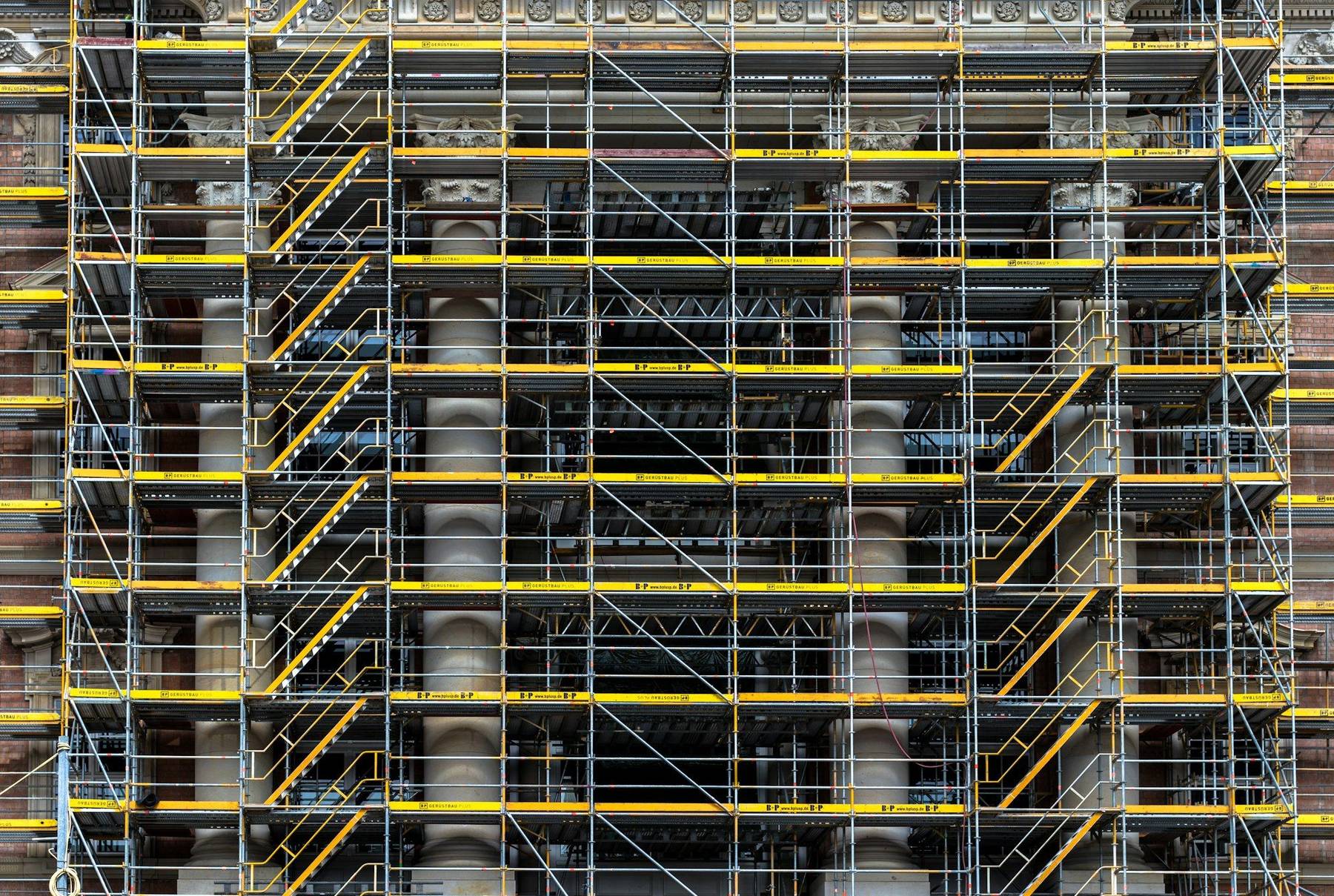 Estrutura industrial de grande porte envolta em andaimes durante intervenção estrutural